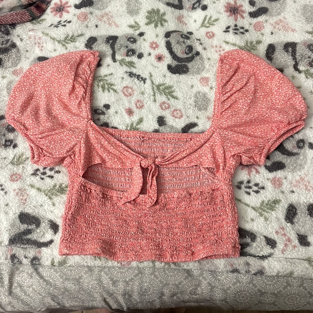 Fitted, loose sleeve crop top
